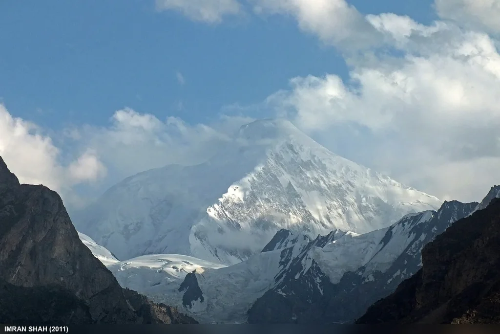 Diran Peak (7.266 m) über Nagar, das Ziel des Diran Basislager-Treks