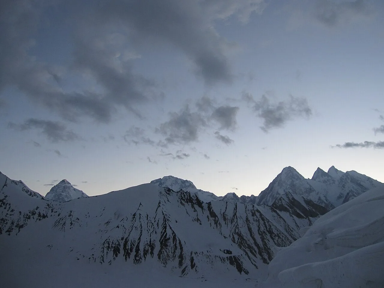 Morgendämmerung über den Karakorum-Achttausendern vom Gondogoro-Pass aus