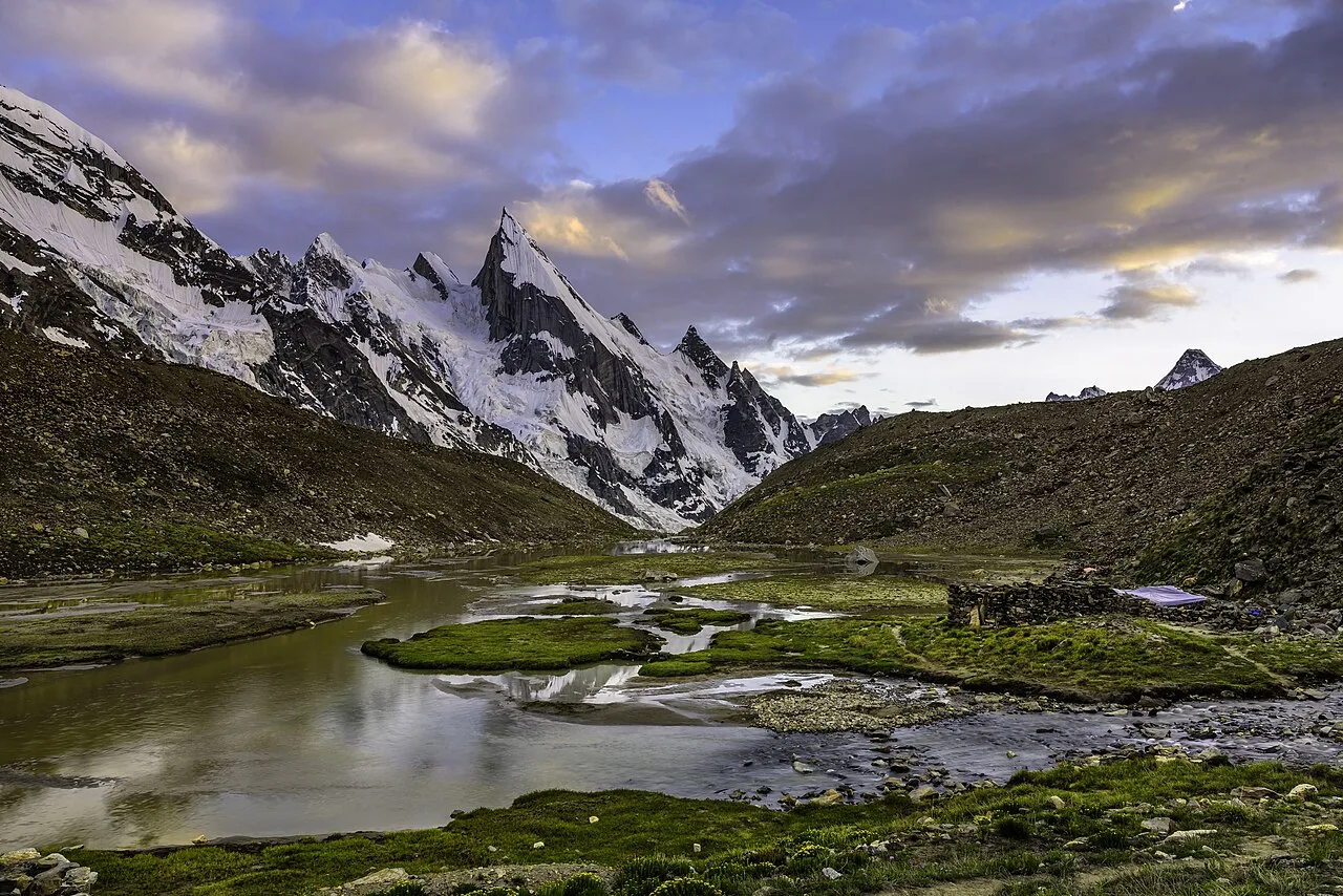 Der scharfe Eisgrat des Laila Peak über dem Hushe-Tal im Karakorum