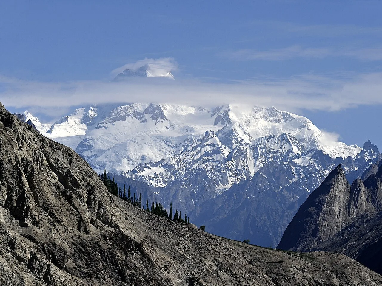 Die Südwand des Masherbrum, früher als K1 bekannt, vom Dorf Hushe am Ende des Treks aus gesehen