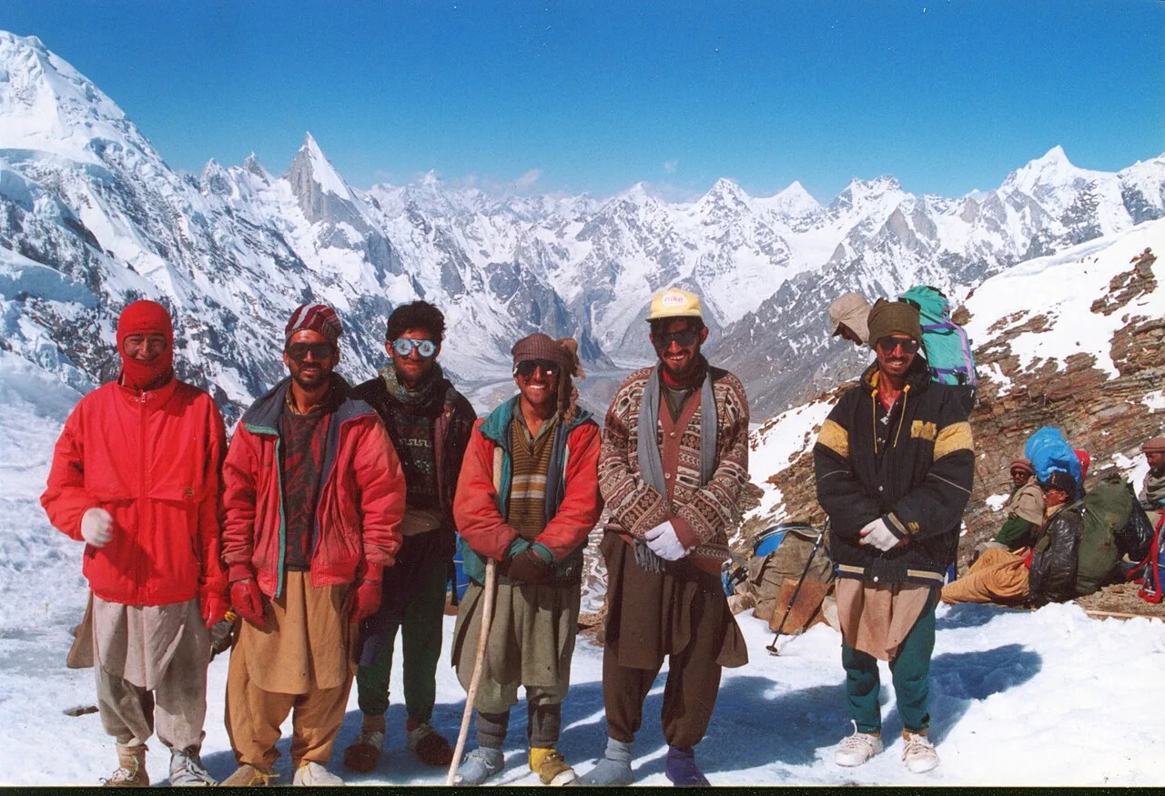 Die Südseite des Gondogoro La mit Blick hinab auf Laila Peak und das Hushe-Tal