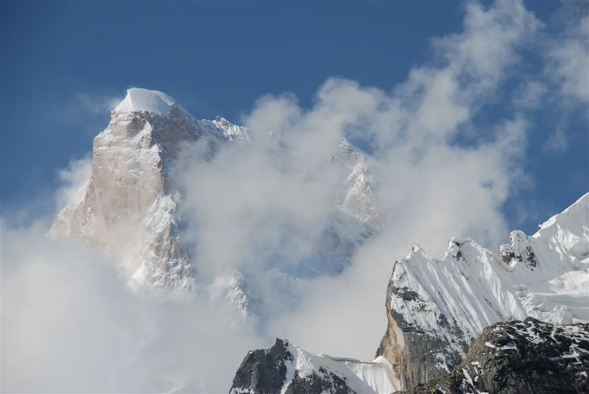 Die geriffelte Gipfelpyramide des Masherbrum von der Baltoro-Seite