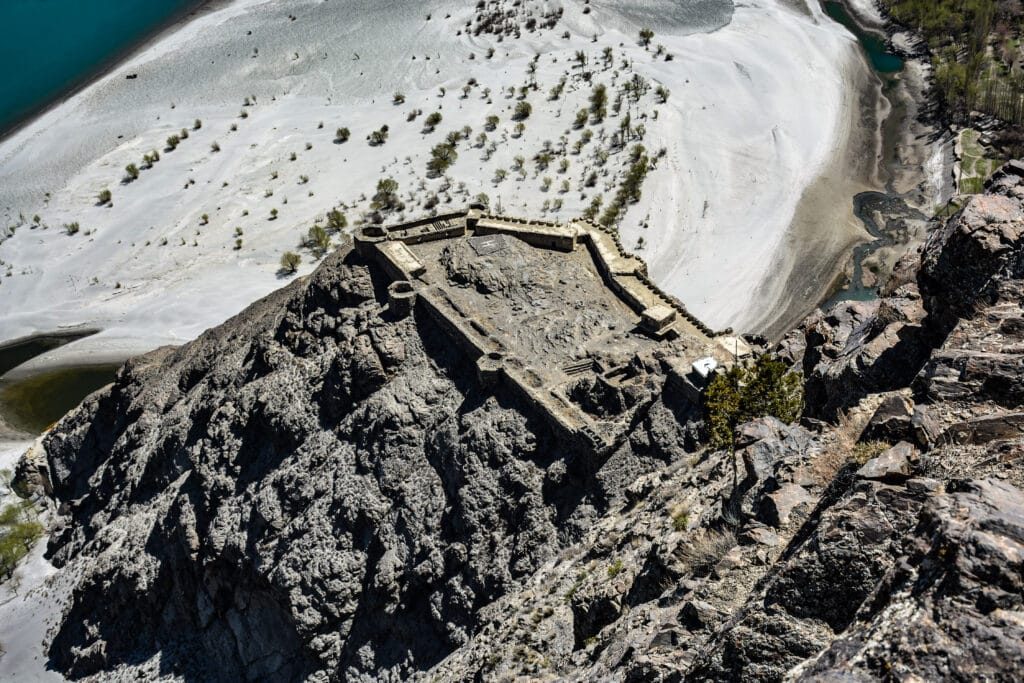 Luftbild des Kharpocho-Forts über der Stadt Skardu und dem Indus