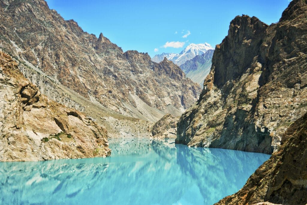 Der türkisfarbene Attabad-See am Karakorum Highway im Hunza-Tal, Pakistan