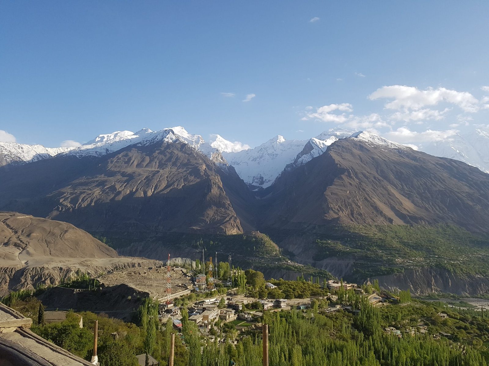 Baltit Fort sopra Karimabad con la Valle dell'Hunza sottostante, sul percorso dell'Ultar Meadow trek sopra Karimabad