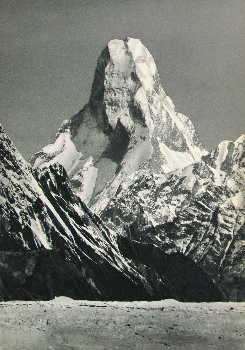 Teleaufnahme des Muztagh Tower, der als senkrechter Felszahn über Karakorum-Gletschern aufragt