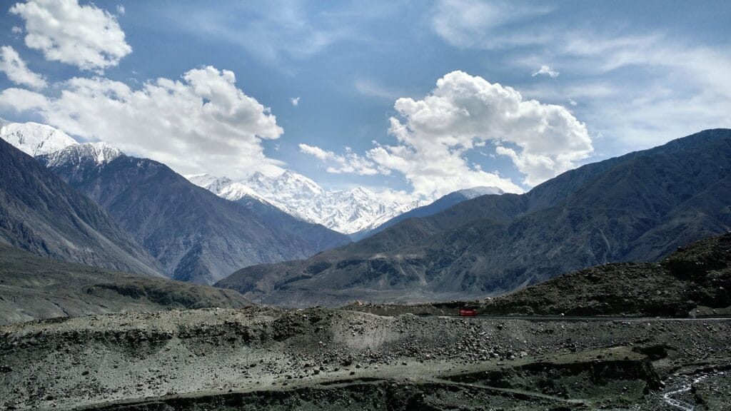 Il massiccio del Nanga Parbat visto dalla Karakoram Highway nel Gilgit-Baltistan