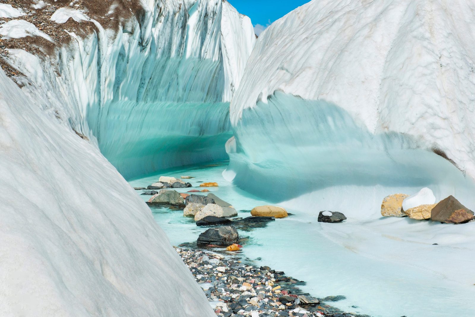 Schmelzwasserbach auf dem Baltoro-Gletscher nahe dem Concordia-Lager im Karakorum