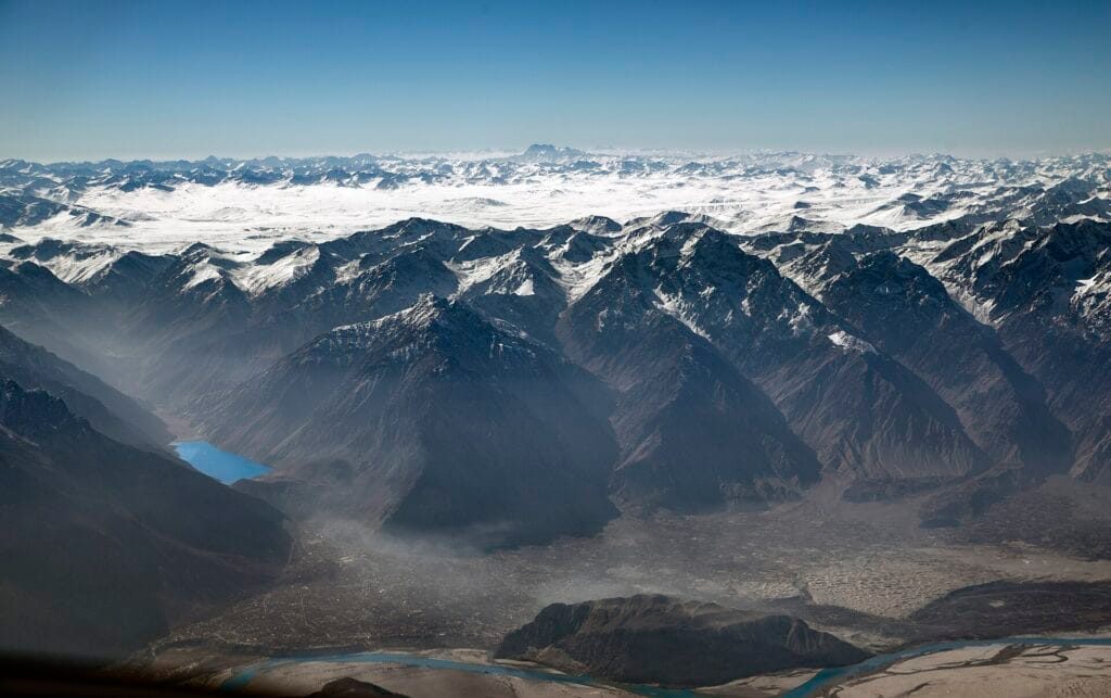 Skardu from the air, the first stop once a Pakistan visa for US citizens is approved. Photo: Khankayani512, CC BY-SA 4.0, via Wikimedia Commons.
