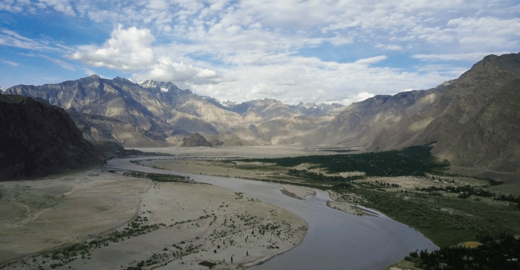 El Indo en Skardu, la carretera de entrada para todo titular de un visado de trekking de Pakistán que se dirige al Baltoro. Foto: Arsalan Majid, CC BY-SA 4.0, vía Wikimedia Commons.