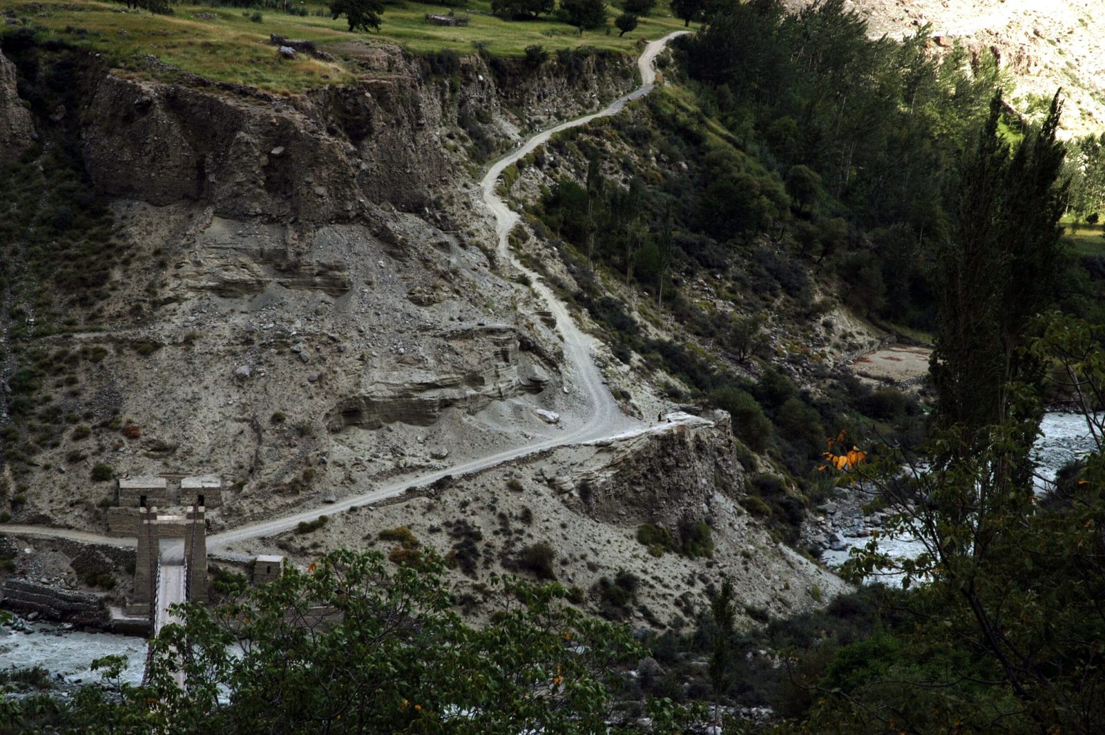 Eine Hängebrücke über den Bagrot-Fluss beim Dorf Hopay, Gilgit-Baltistan