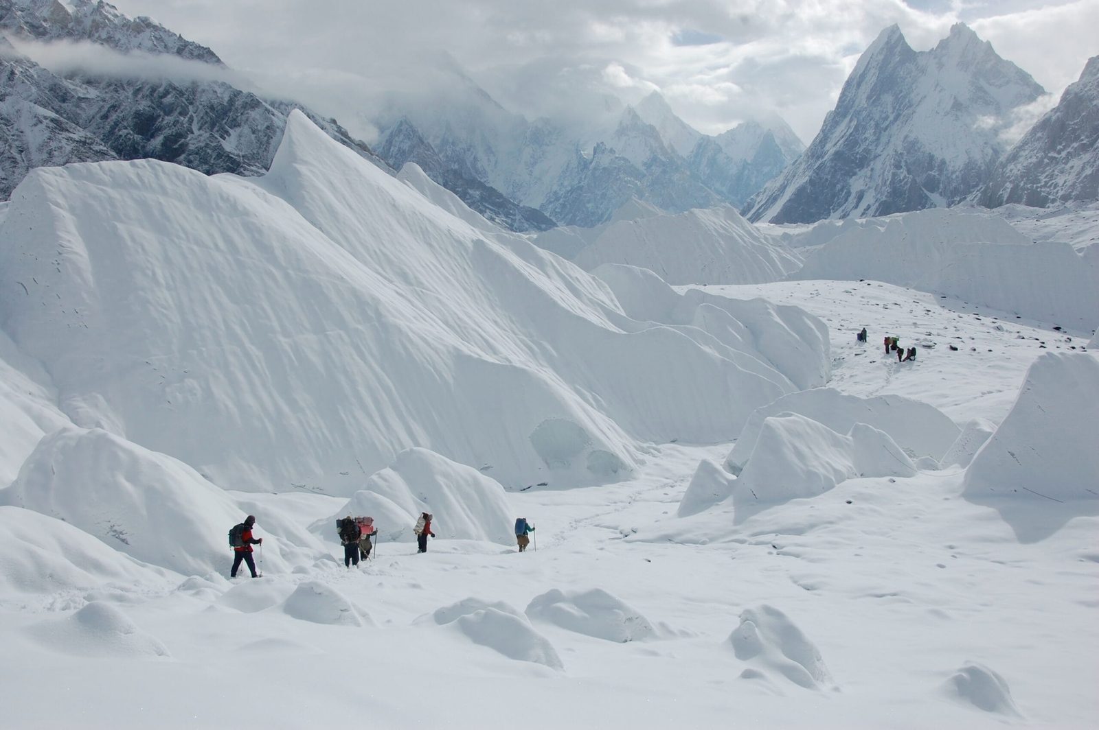 Der Baltoro-Gletscher mit Blick zum Mitre Peak, die Gasherbrum-Gruppe im Nebel