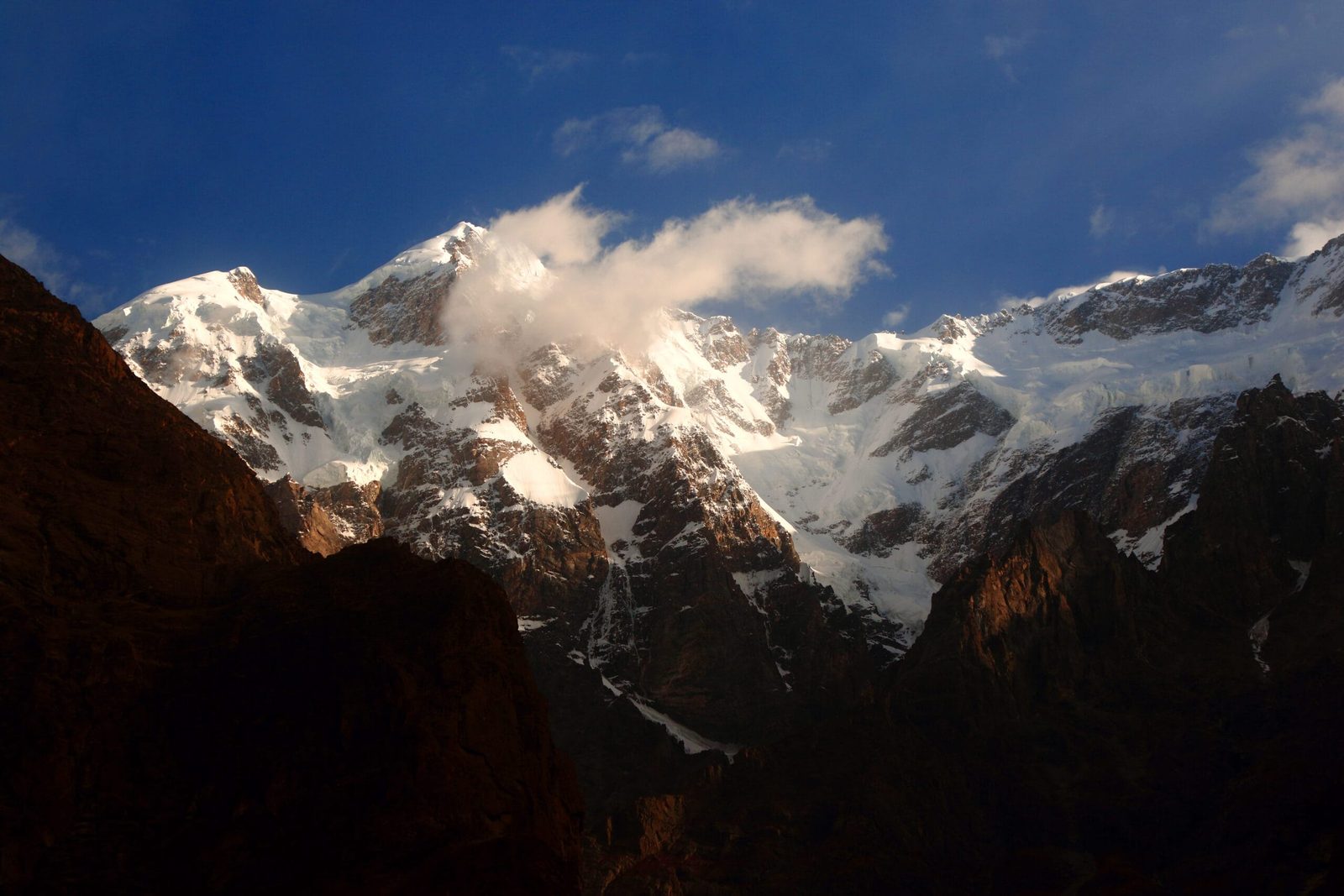 Le pareti di neve e roccia del Bojohagur Duanasir I nel Batura Muztagh