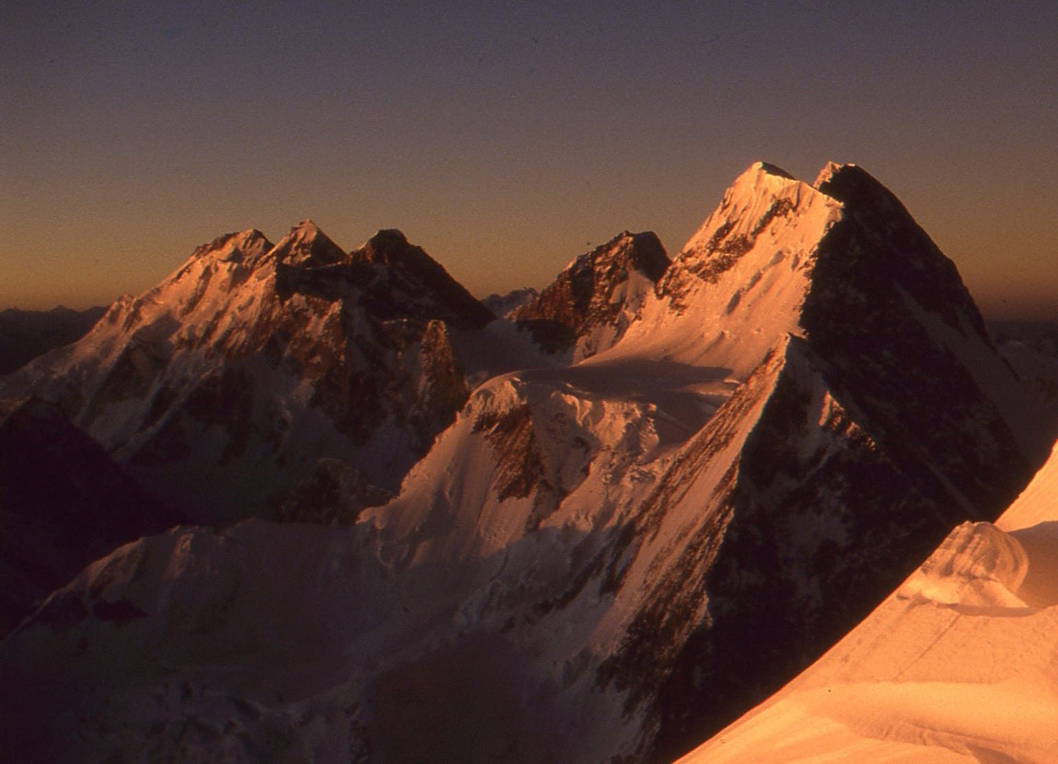 Broad Peak und die Gasherbrum-Gruppe, fotografiert aus großer Höhe am K2 im Karakorum