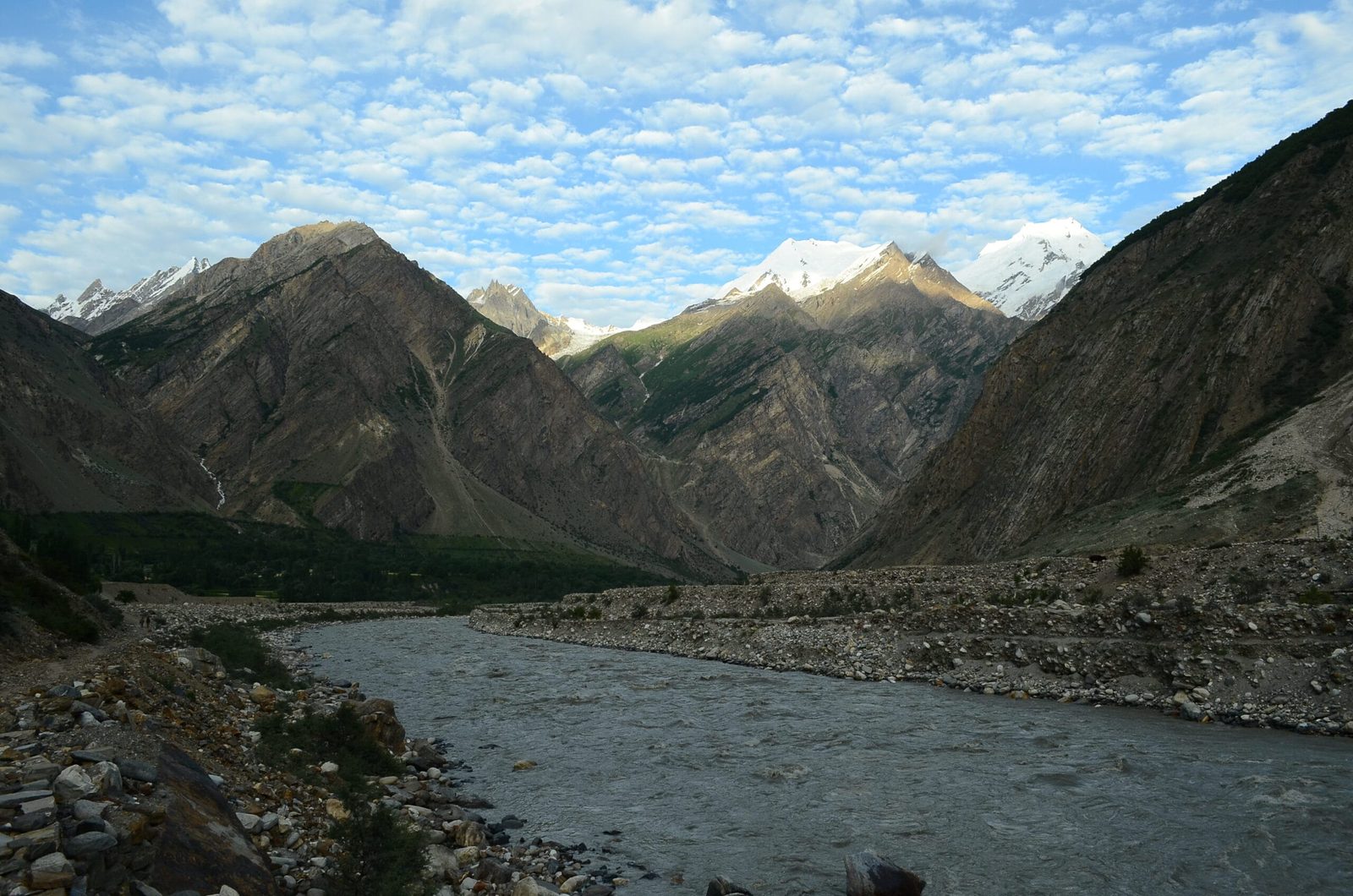 Der schneebedeckte Ganchen über dem Dorf Bisil im Basha-Tal, Shigar