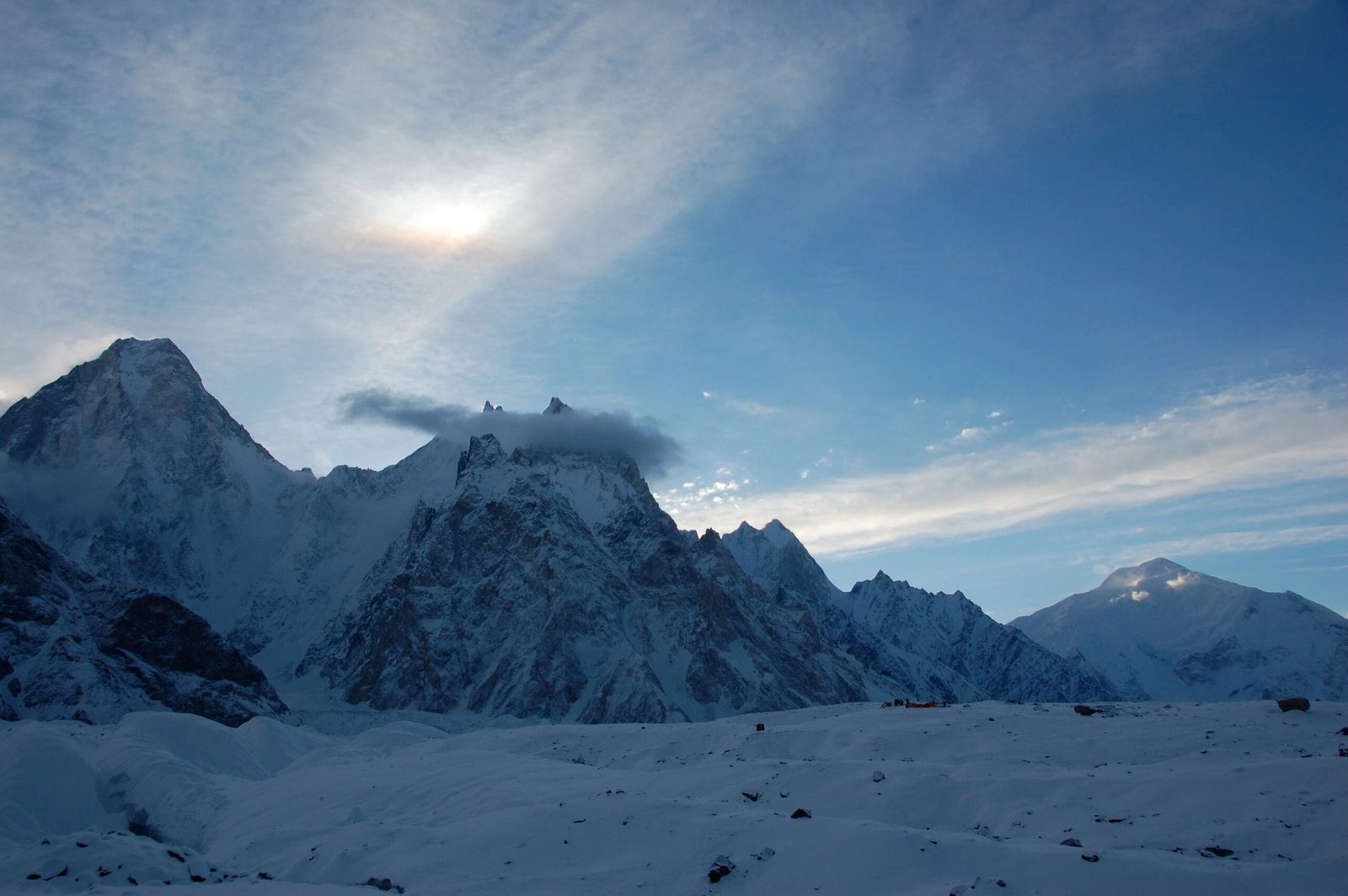 Gasherbrum IV, VII e VI con il Baltoro Kangri a destra, dal Ghiacciaio Baltoro