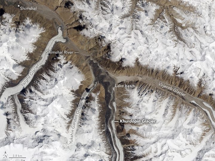 Immagine satellitare del sistema glaciale della valle di Shimshal, compreso il ghiacciaio Yazghil