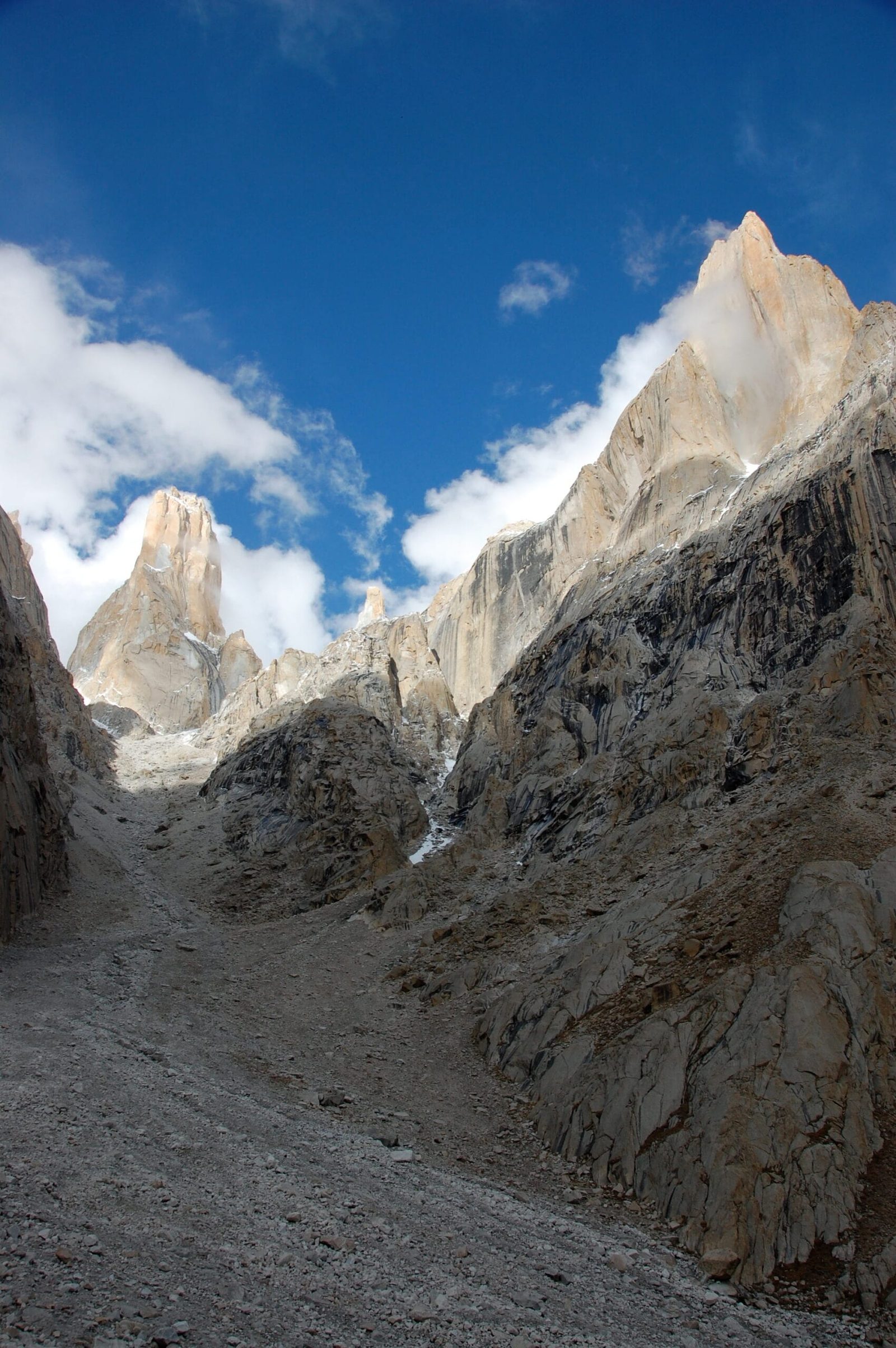 Great Trango Tower und Nameless Tower, Granitwände im Baltoro Muztagh