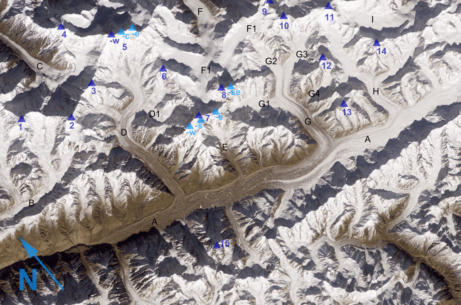 Beschriftetes Satellitenbild des Hispar Muztagh mit Distaghil Sar, Kanjut Sar und benachbarten Gipfeln