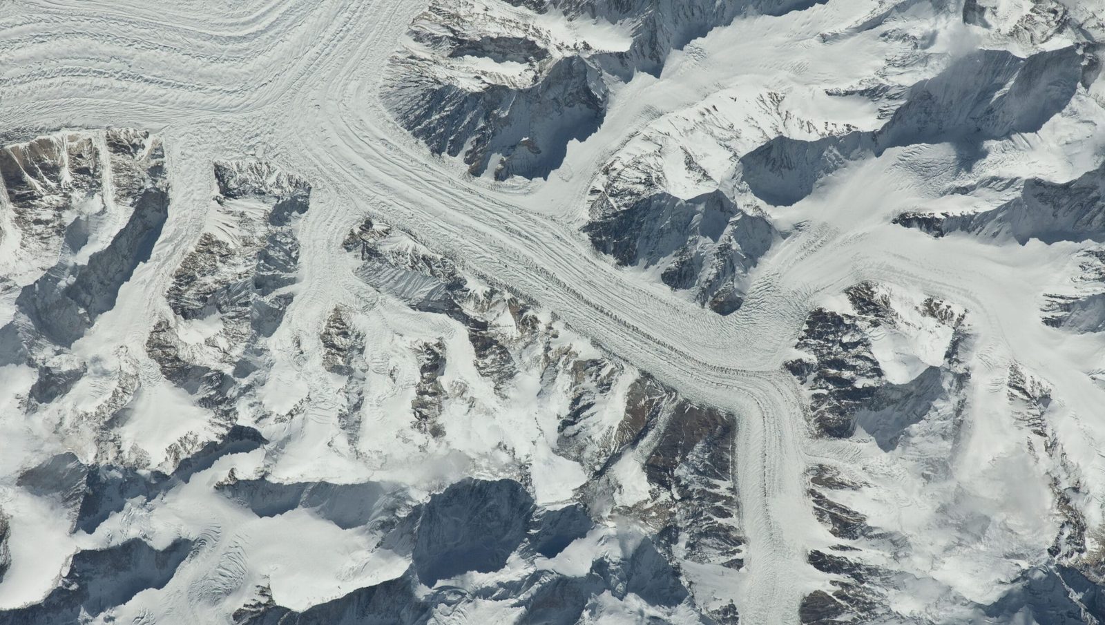 Immagine satellitare dei ghiacciai Godwin-Austen e Khal Khal con K2, Broad Peak e le cime del Praqpa Kangri