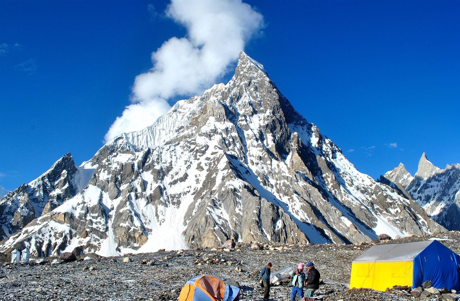 Trekkingzelte im Lager Concordia vor dem Mitre Peak