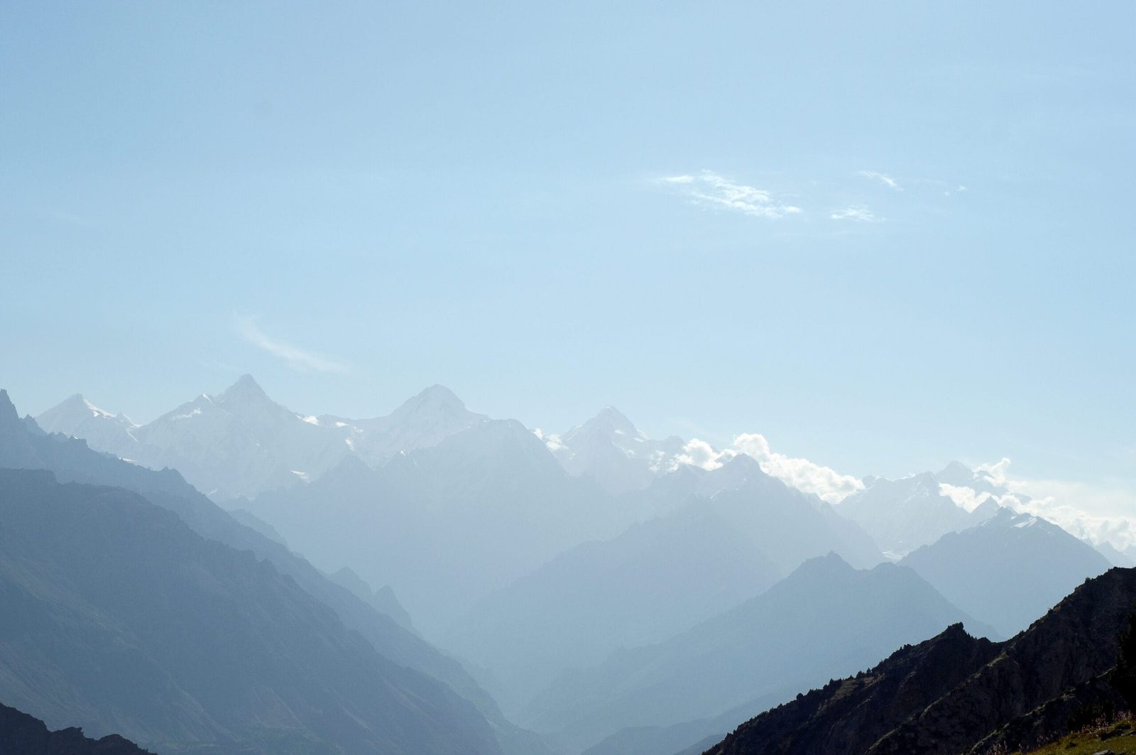 Die Silhouette von Lupghar Sar, Momhil Sar und Trivor vom Hunza-Tal aus gesehen