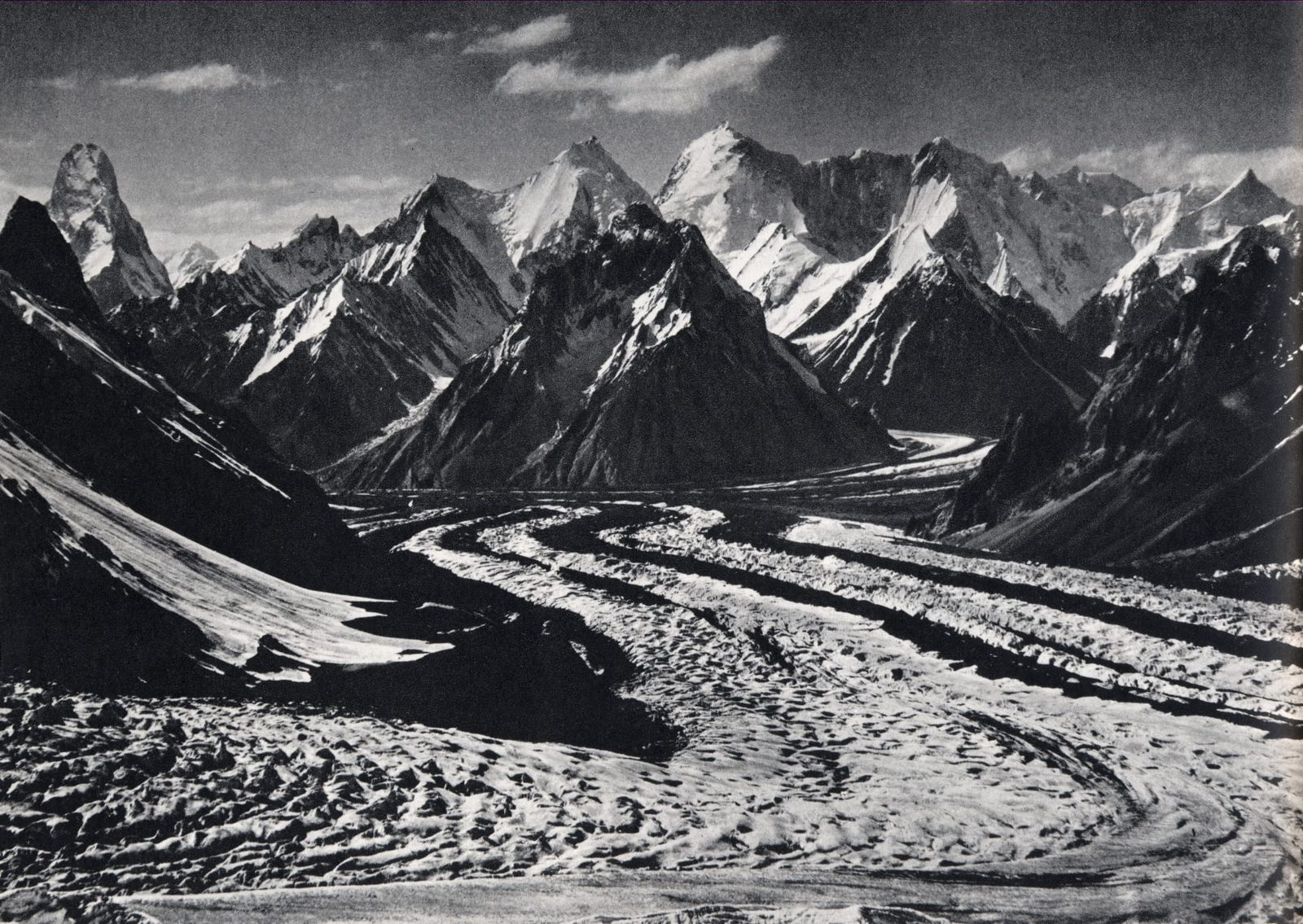 Fotografia di Vittorio Sella del 1909 con la Muztagh Tower e lo Skil Brum dall'alto Ghiacciaio Baltoro