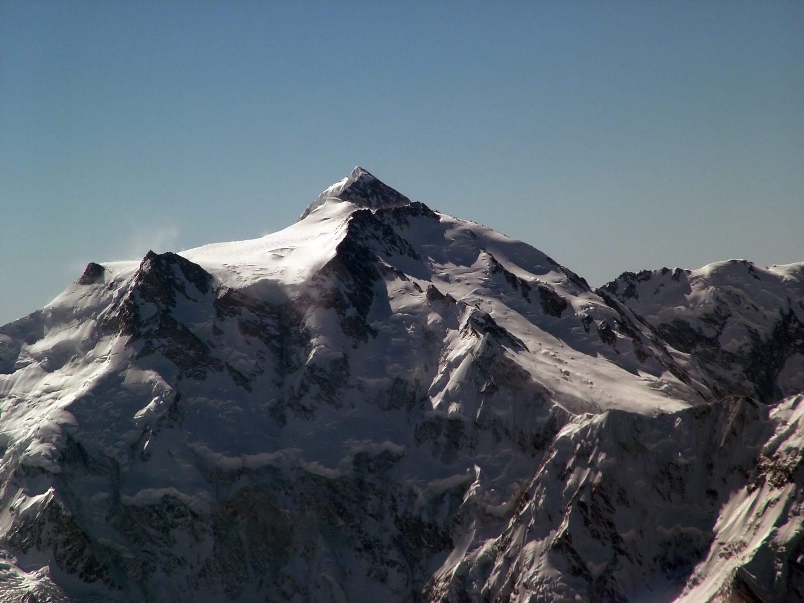 Obere Rakhiot-Wand und Gipfel des Nanga Parbat, rechts der Mazeno-Grat