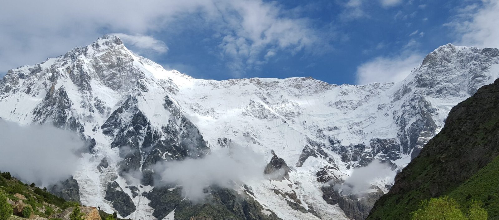 La parete Rupal del Nanga Parbat che si alza sopra la valle di Rupal
