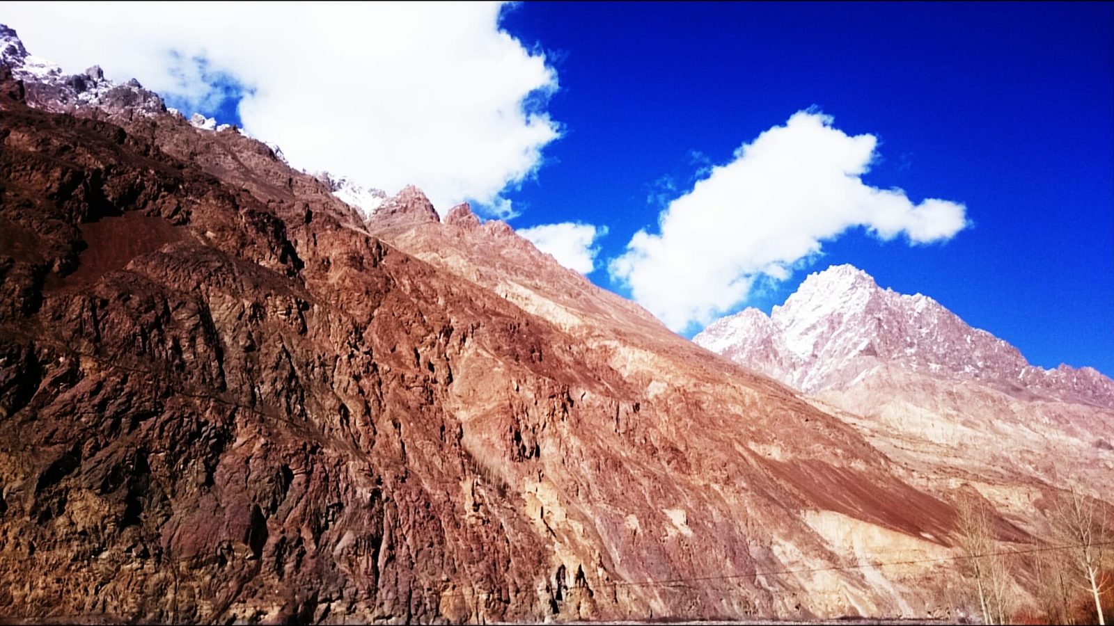 Steile Fels- und Schneewand über dem Shimshal-Tal im Distrikt Hunza