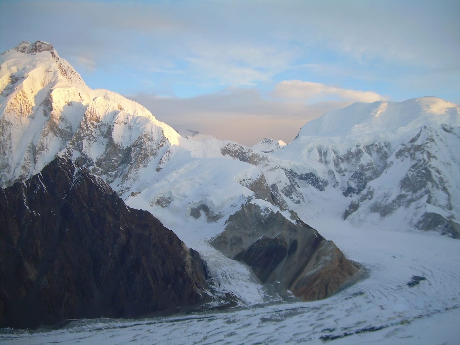 Südseiten des Baltoro Kangri links und des Sia Kangri rechts, verbunden durch den Conway-Sattel