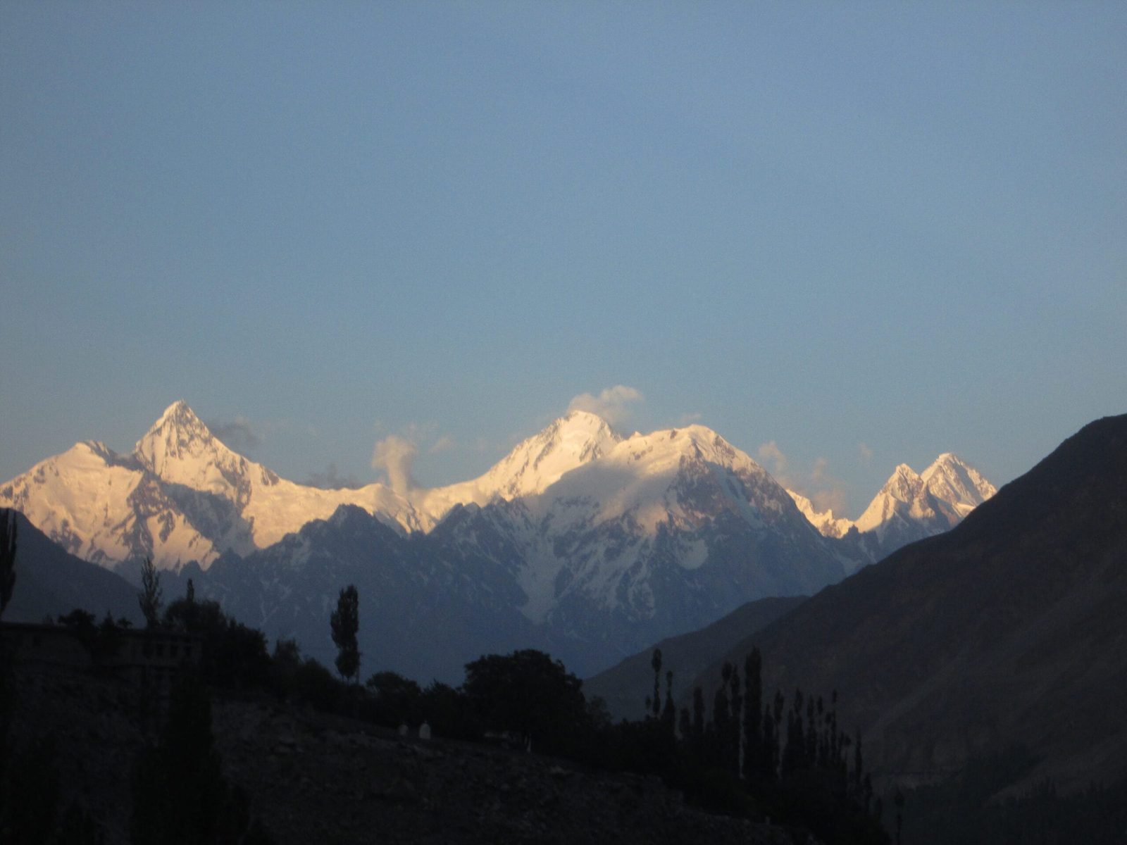 Die Silhouette des Hispar Muztagh mit Lupghar Sar, Momhil Sar und Trivor vom Karakoram Highway aus