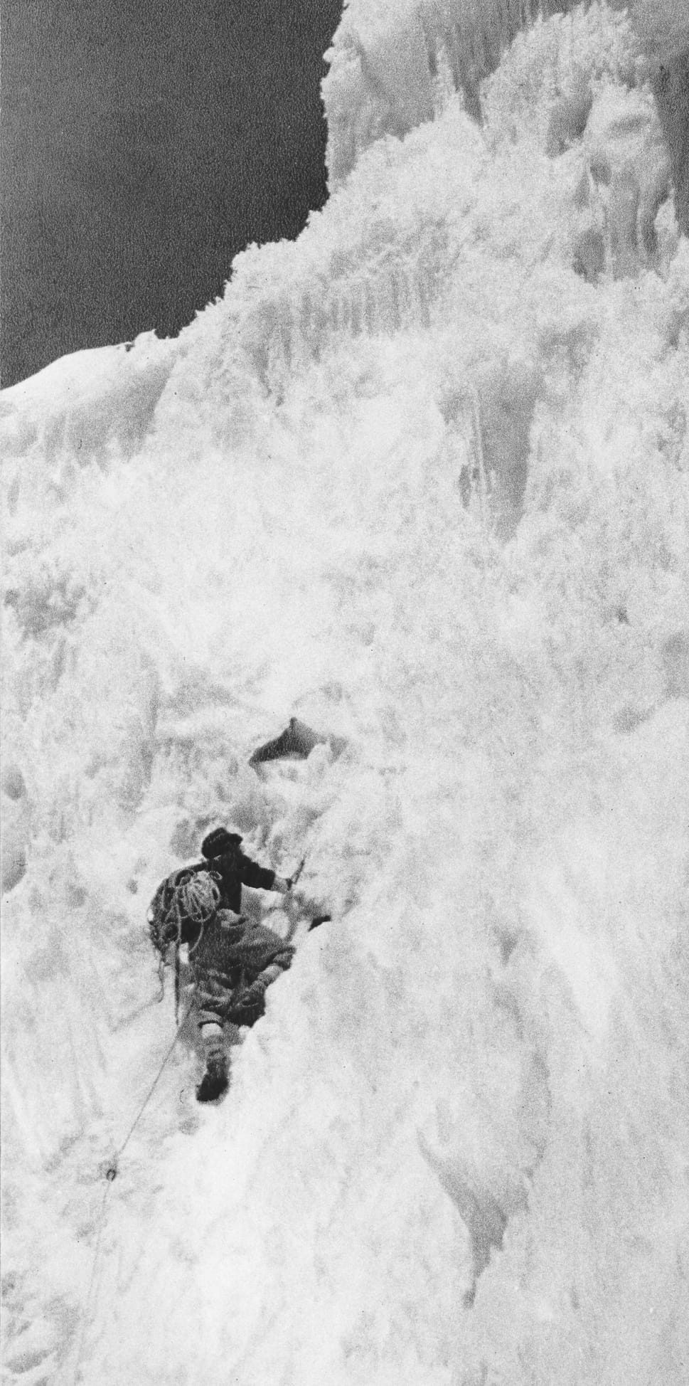Il passaggio della torre di ghiaccio sulla via della prima salita del 1959 al Saraghrar