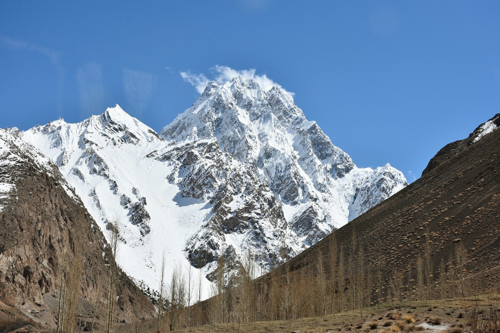 Schneebedeckter namenloser Gipfel über dem Chapursan-Tal im Karakorum