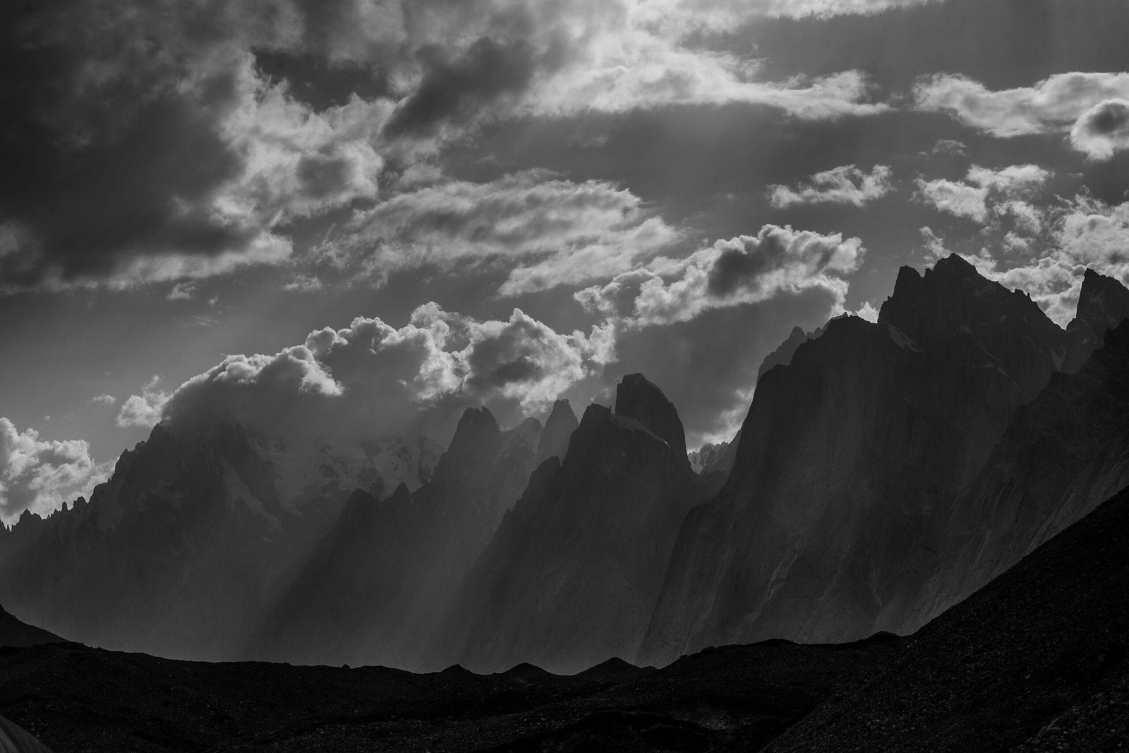 Luce della sera sulle pareti di granito del Trango viste dal trek sul ghiacciaio Baltoro